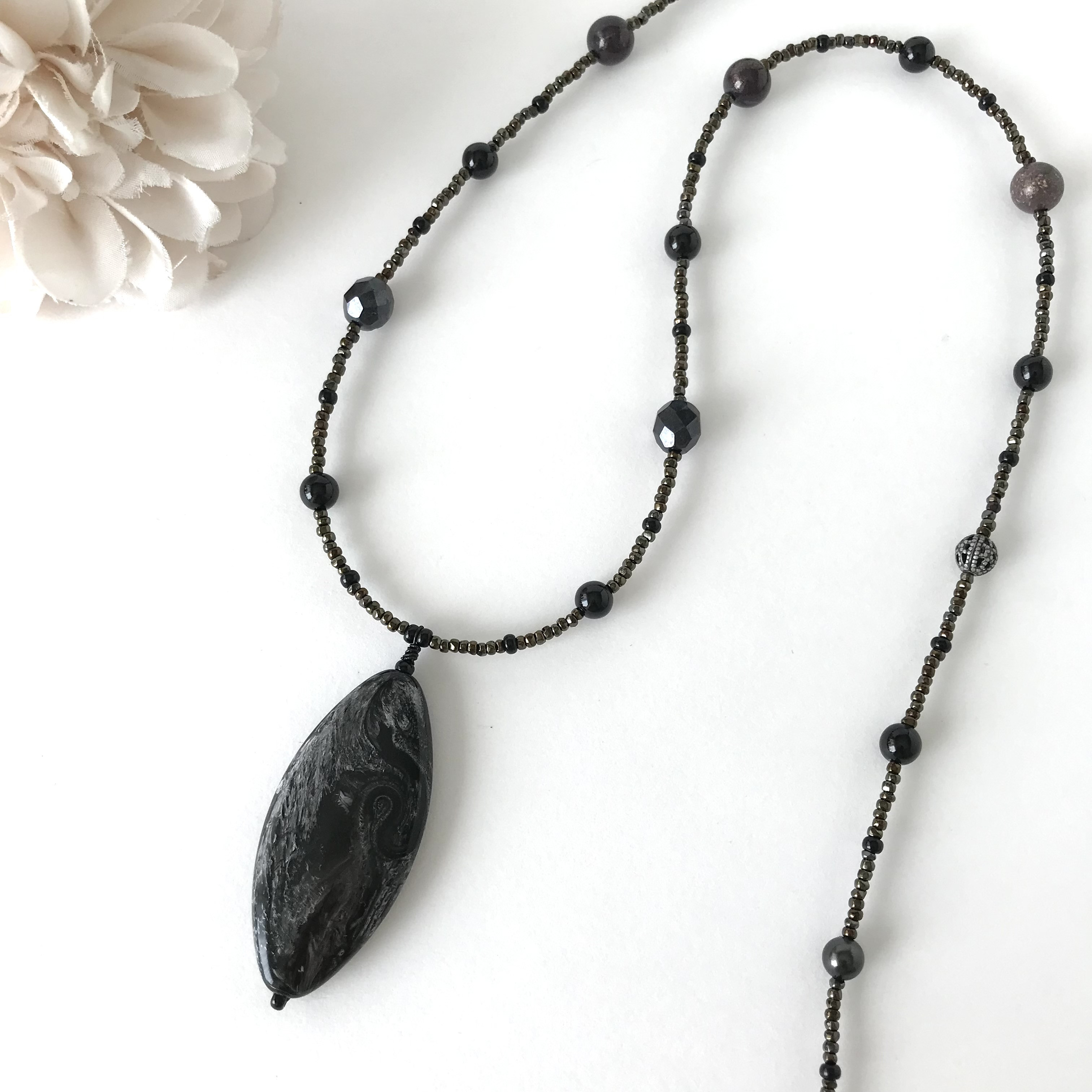 アンティーク調 オーバル形 ロングネックレス 黒 ブラック モノトーン チェコガラス パール