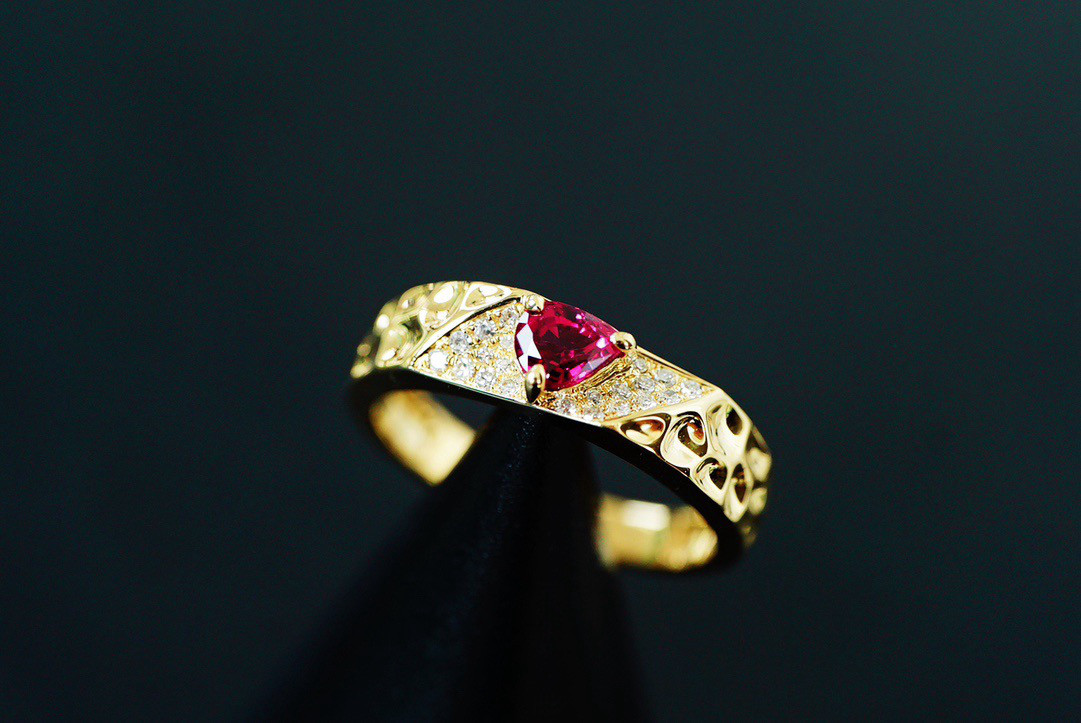 「優雅」K18イエローゴールド　天然ルビー　天然ダイヤモンド　情熱　7月誕生石　指輪　0.45ct