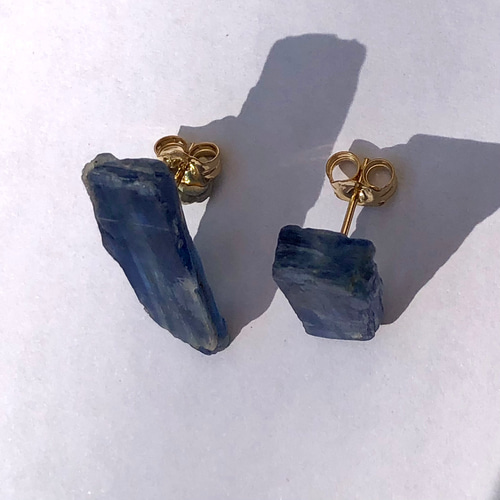 一点もの】 カイヤナイト 原石 14kgfピアス 鉱物 天然石 ハンドメイド