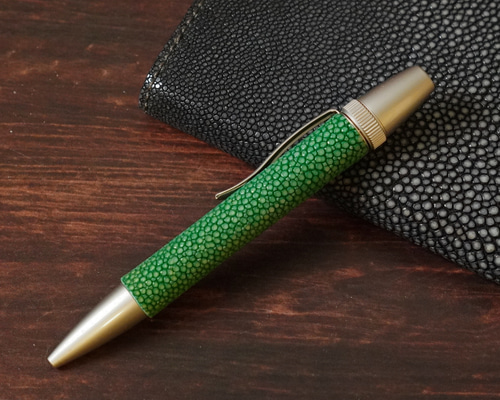 エイ革のボールペン (オレンジ) エイ革のボールペン (オレンジ) エイ革のボールペン (オレンジ) 筆記具