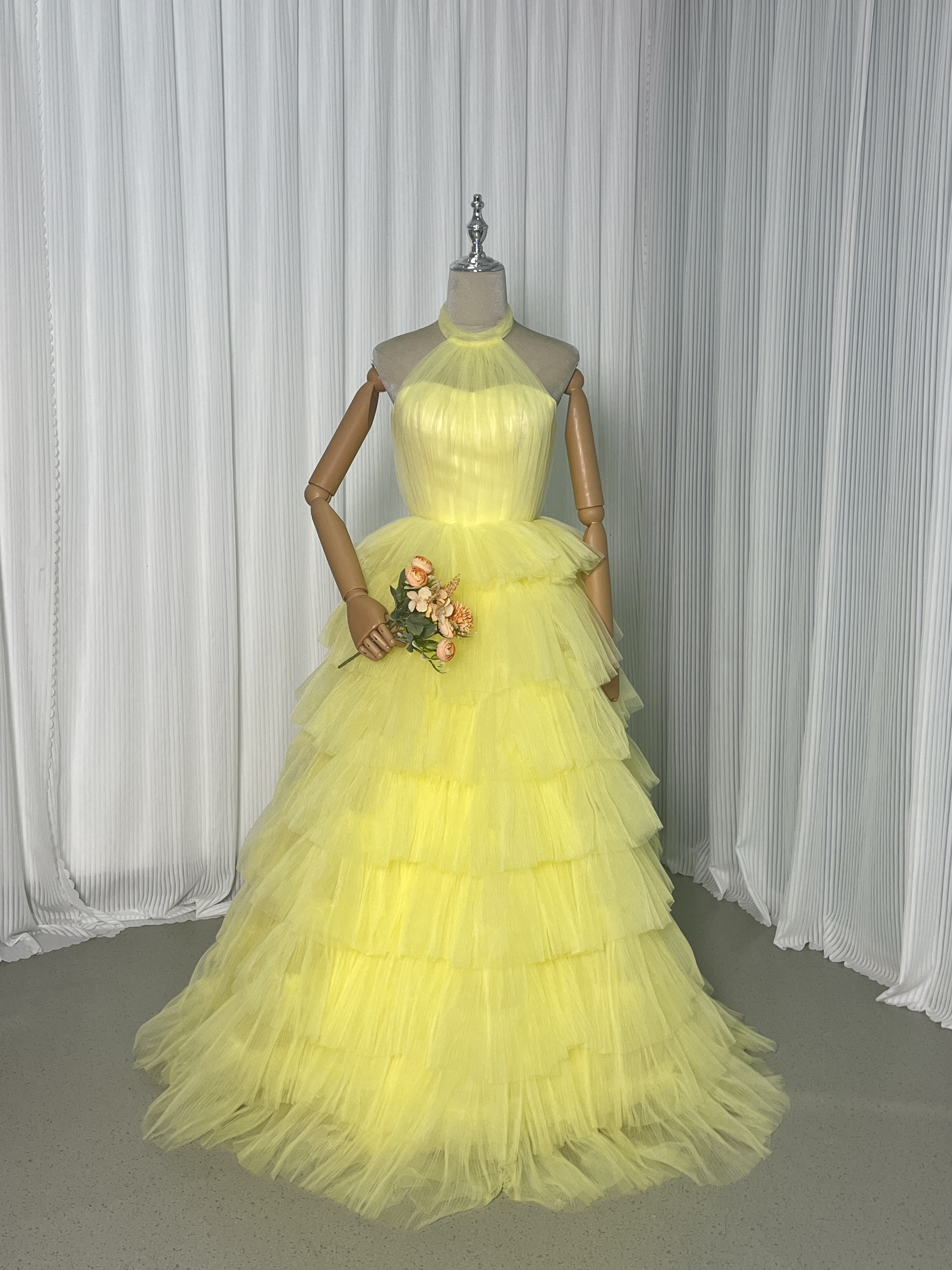 送料無料！カラードレス イエロー ホルターネック 柔らかく重ねたチュールスカート 派手な ファスナー  前撮り 可愛い