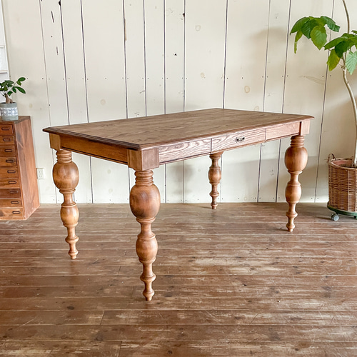 おしゃれなダイニングテーブルhuge 輸入住宅向け家具 ターンドレッグ