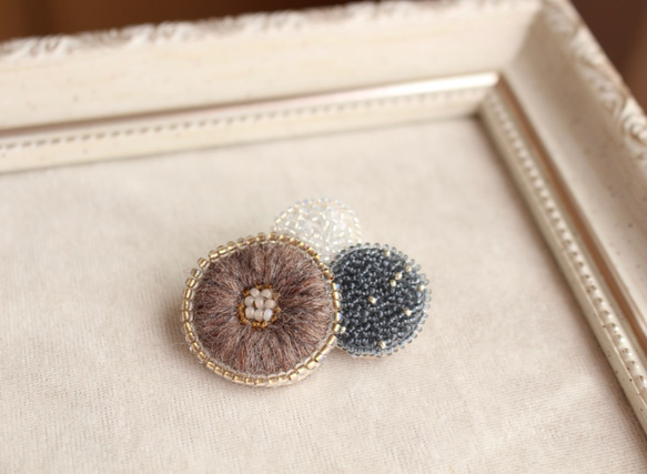 オートクチュール刺繍　キャンドルブローチ 再販＞可憐なお花が咲き乱れるオートクチュール刺繍の紫陽花