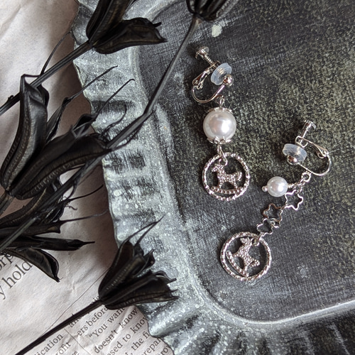 タッセルフープと木馬パールの大ぶりピアス （フラワーパールフープ  