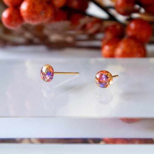 小さな花びらの極小ピアス 5mm（オレンジ×紫）差し色に♡ 金属