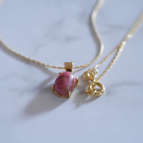 とても愛らしいレッドカラーが美しいロードナイトシリカのネックレス