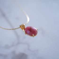 とても愛らしいレッドカラーが美しいロードナイトシリカのネックレス