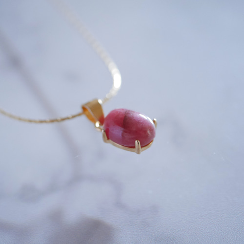 とても愛らしいレッドカラーが美しいロードナイトシリカのネックレス