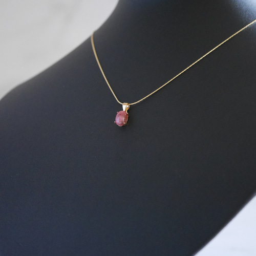 とても愛らしいレッドカラーが美しいロードナイトシリカのネックレス