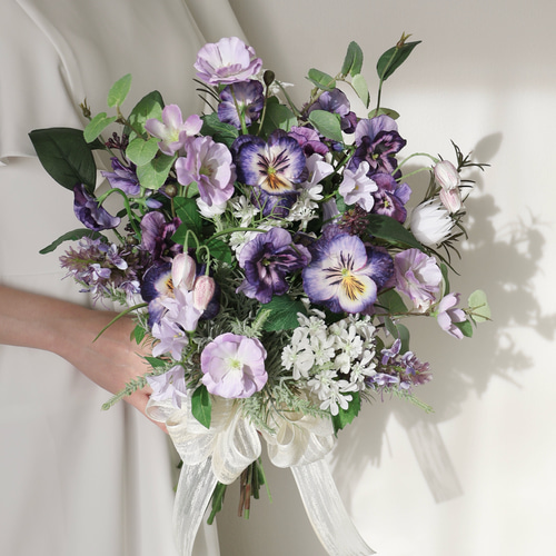 パンジーのクラッチブーケ ブートニア付き アーティフィシャルフラワー