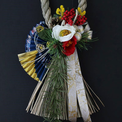 ・お正月飾り しめ縄＜紅白椿＞青扇付 アートフラワー 2枚目の画像