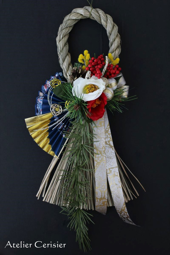 ・お正月飾り しめ縄＜紅白椿＞青扇付 アートフラワー 2枚目の画像