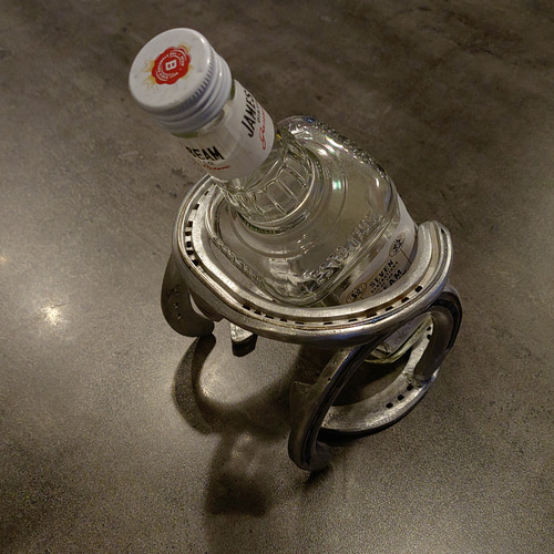 アルミ製 おしゃれな馬の蹄鉄(ホースシュー) ボトルスタンド 棚