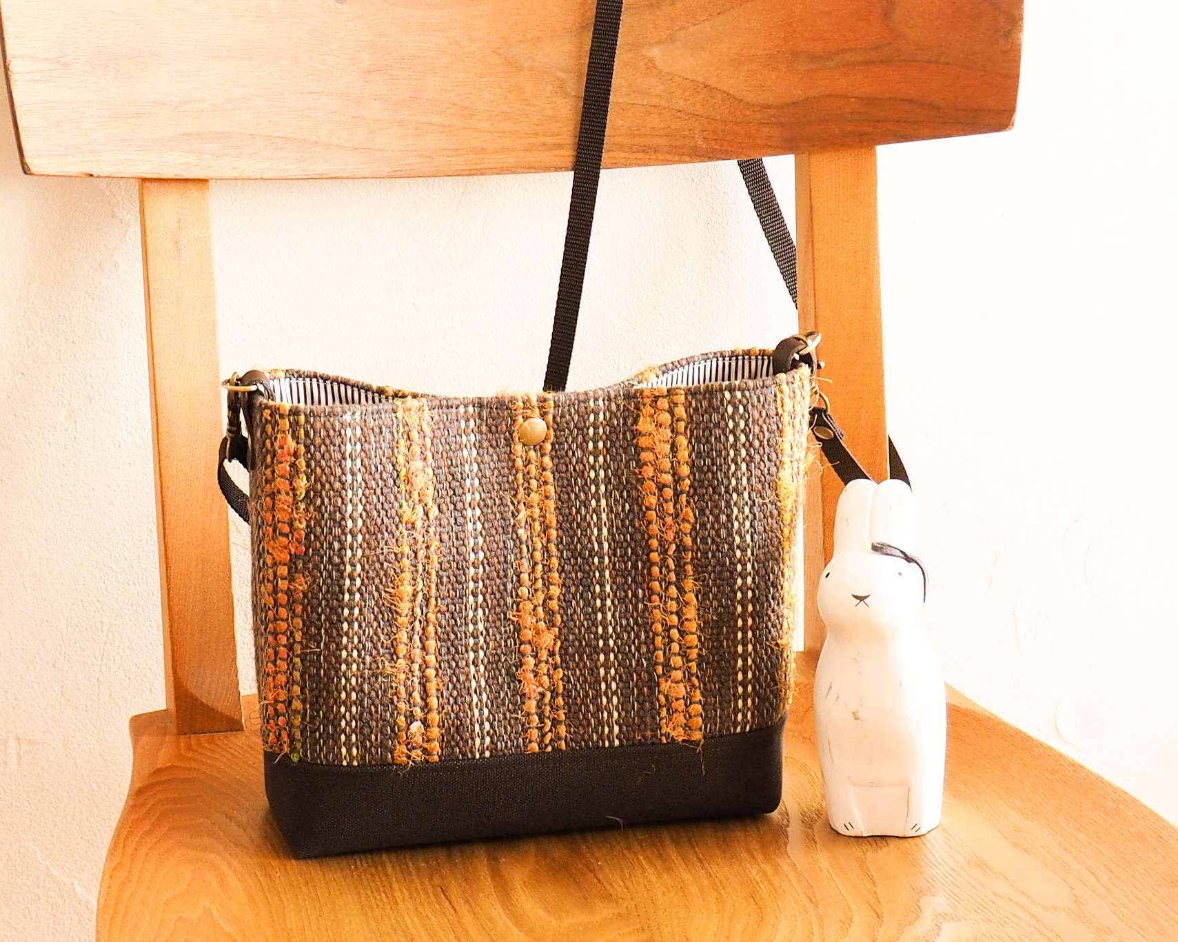 手織りツイード調ストライプのポシェット（ブラウン） 5,135円