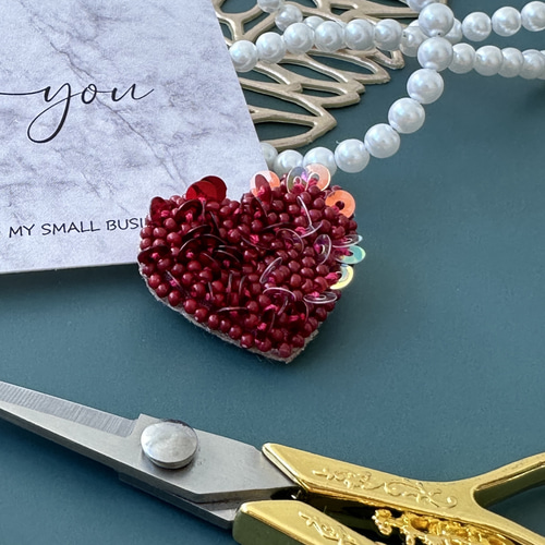 アンティークの赤とシルバーの花柄ビーズ 刺繍　ハンドメイド アンティークの赤とシルバーの花柄ビーズ 刺繍 ハンドメイド