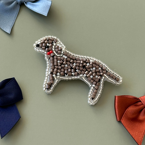 ビーズ刺繍の犬のブローチ ブローチ 動物雑貨ハンドメイドアクセサリーIQSA 通販｜Creema(クリーマ) 18386774