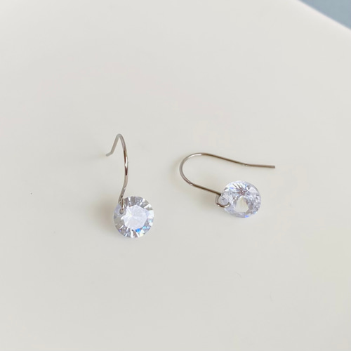 つけっぱなし＊揺れる一粒ダイヤピアス ピアス（フック・チェーン） お