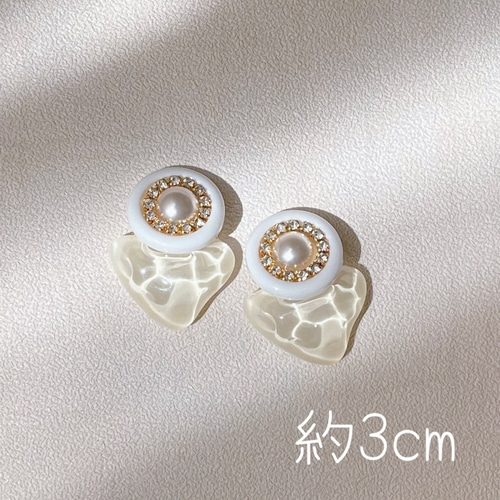 B075…ホワイト×ホワイト ビンテージボタン イヤリングorピアス