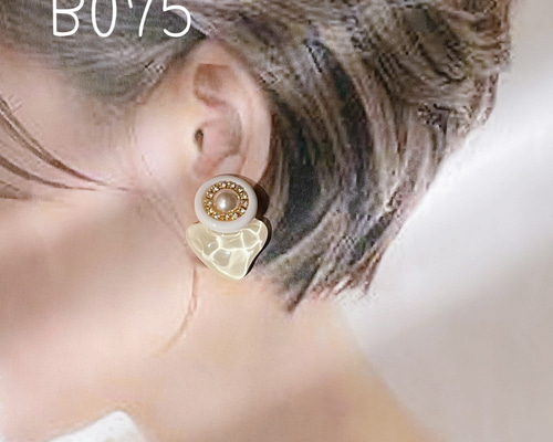 ハンドメイドピアス＊ボタンアクセサリー④ B075…ホワイト×ホワイト ビンテージボタン イヤリングorピアス