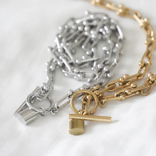 シンプルに差がつく 小さなロックのチェーンネックレス（ゴールド）ー