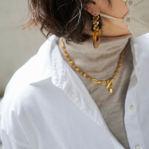 シンプルに差がつく 小さなロックのチェーンネックレス（ゴールド）ー