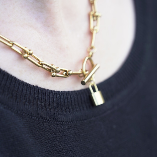 シンプルに差がつく 小さなロックのチェーンネックレス（ゴールド）ー