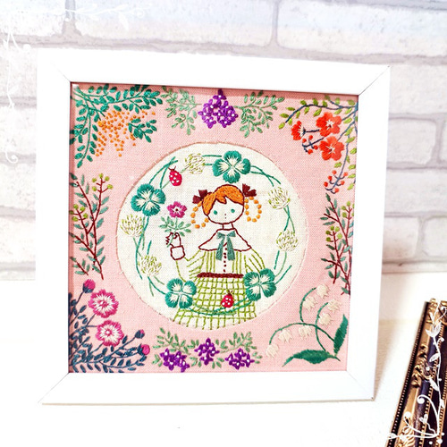 手刺繍】フェリシモキットお花と女の子飾り フォトフレーム・写真立て