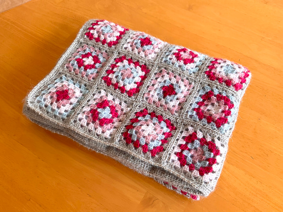 モヘヤのブランケット　ひざ掛け　モチーフ　グラニースクエア 1枚目の画像