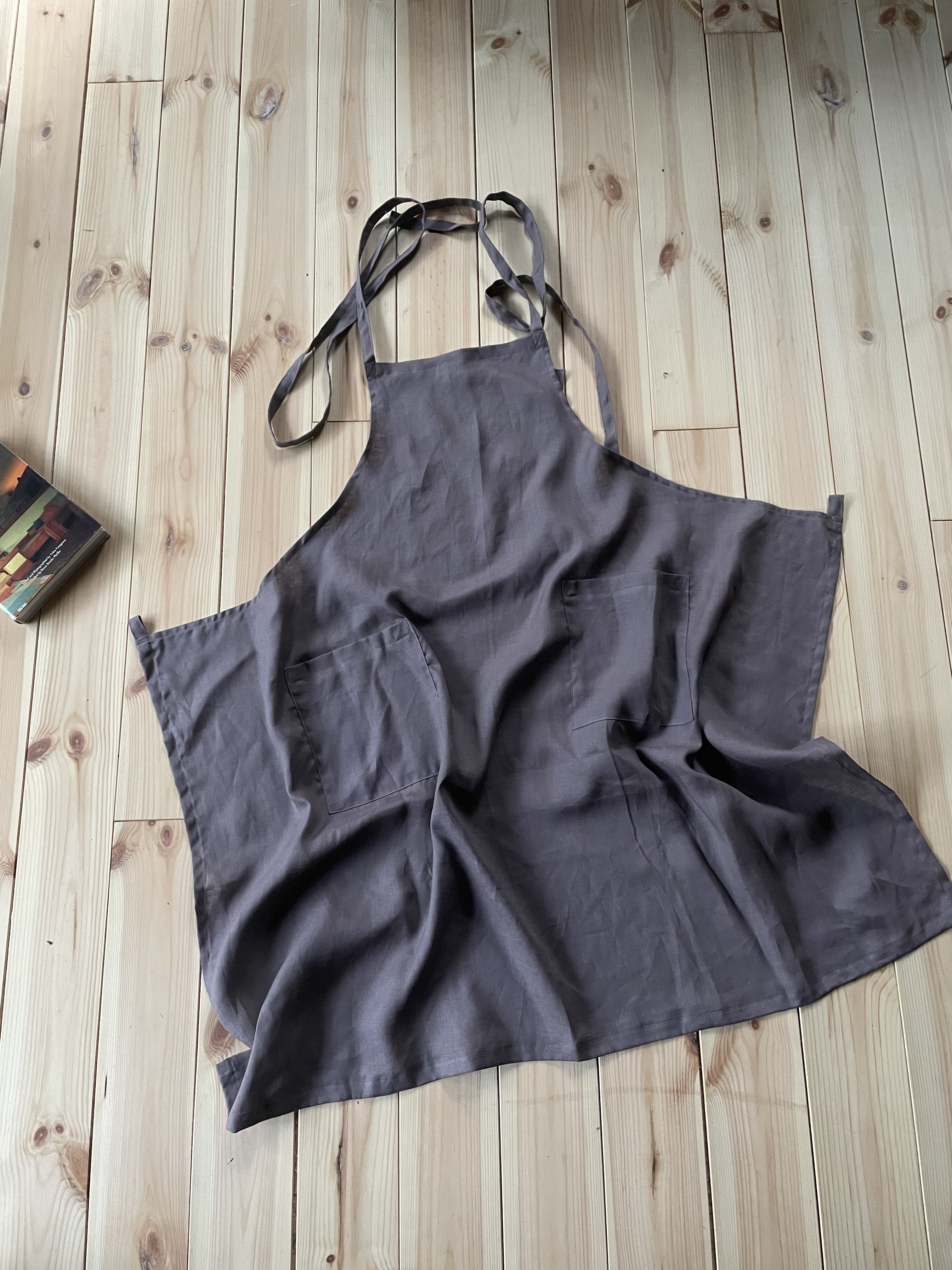 フレンチリネンギャザーたっぷりバッククロスエプロンドレスブラック