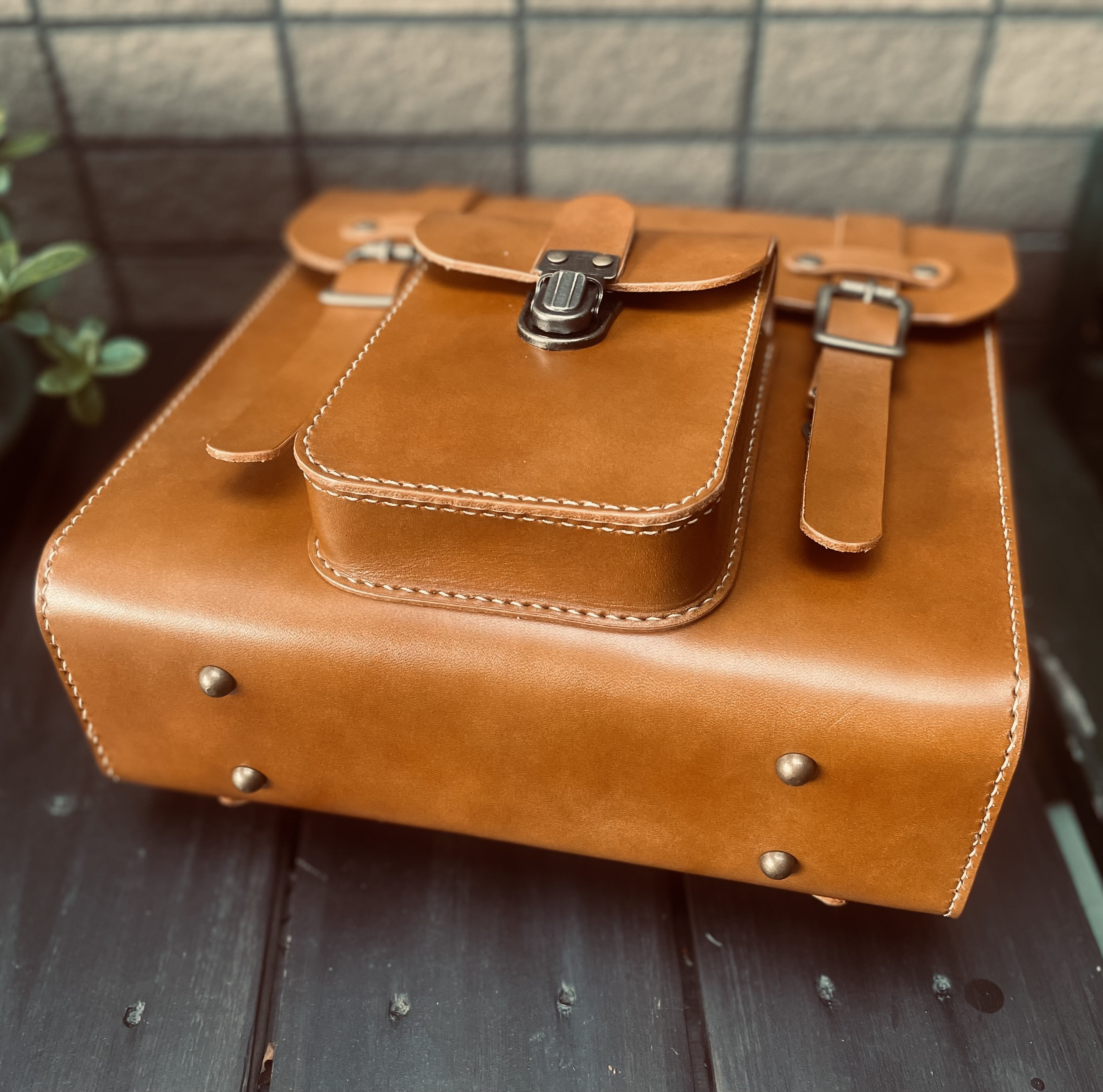 《　30%OFF  》　ヌメ革　リュック　キャメル　手縫い　☆送料無料