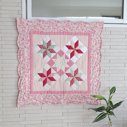 ピンク系カラー☆パッチワークタペストリー☆レモンスター60cm✕60cm