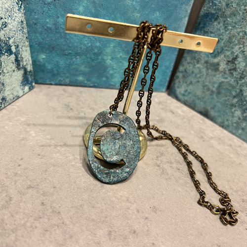 伝統技法が織りなす真鍮製緑青ネックレスC ネックレス・ペンダント