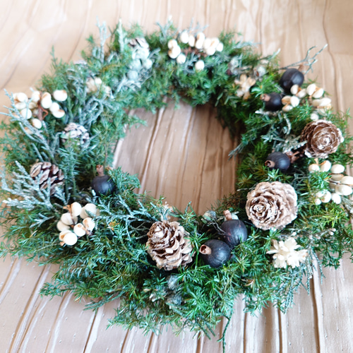 針葉樹と木の実のクリスマスリース 森のナチュラルリース プリザーブド