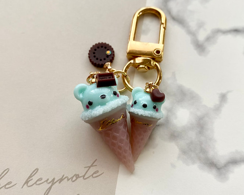 じゃらじゃらキーホルダー ミニ アイス チョコ くま クッキー 128 くまちゃんクッキーサンドのキーホルダー（本革製）／お菓子な革