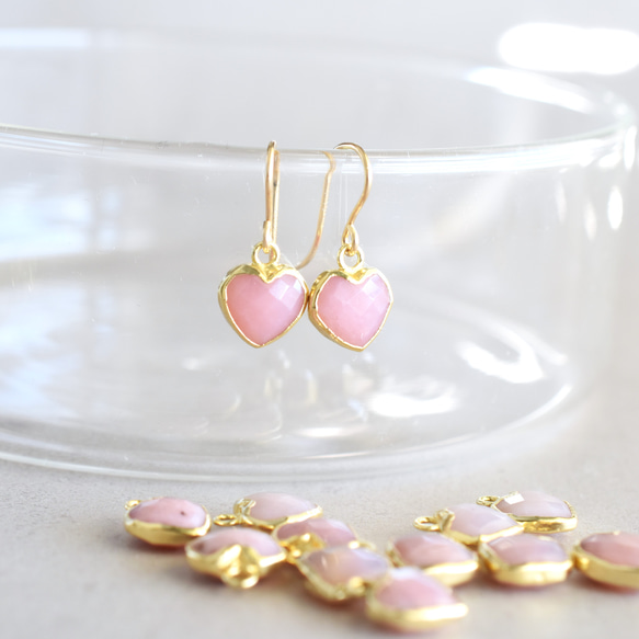 【限定数のみ・イヤリング変更可】小さなハート　ピンクオパール　フレーム　サージカルステンレスフックピアス 2枚目の画像