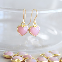 【限定数のみ・イヤリング変更可】小さなハート　ピンクオパール　フレーム　サージカルステンレスフックピアス 3枚目の画像