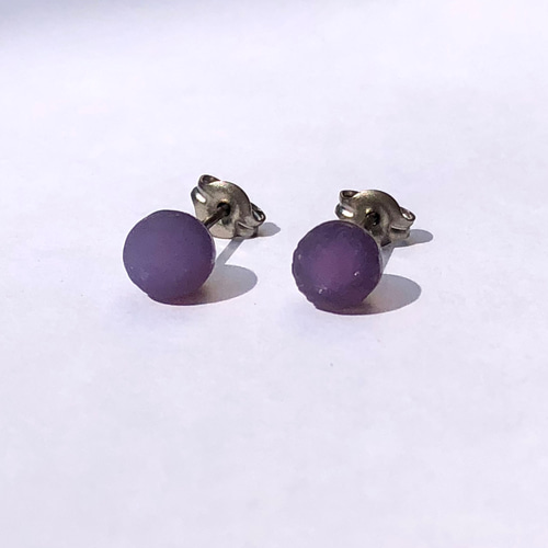 一点もの】 グレープアゲート 原石 チタンピアス 鉱物 天然石