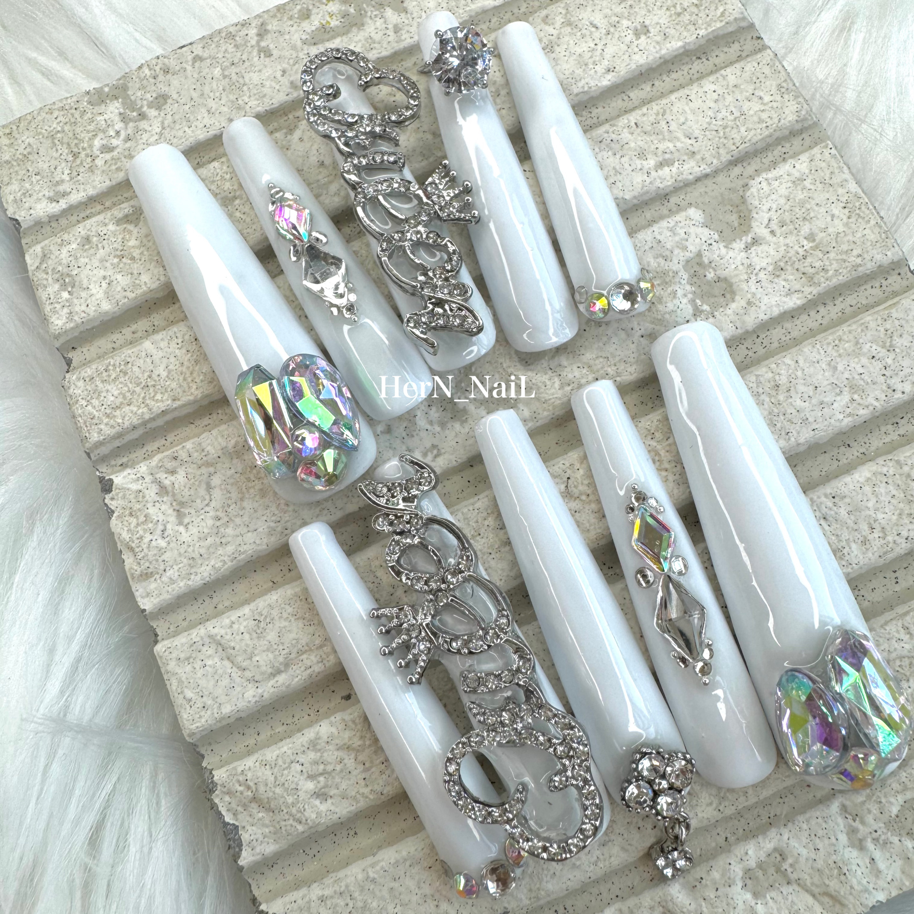 ホワイトレインボーストーンQUEENギャルネイルチップ