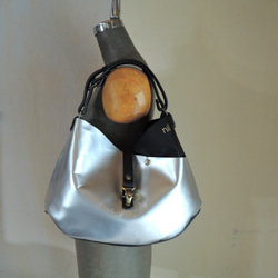 nil】レザー 2way トートショルダーバッグ 箔押しロゴ入り