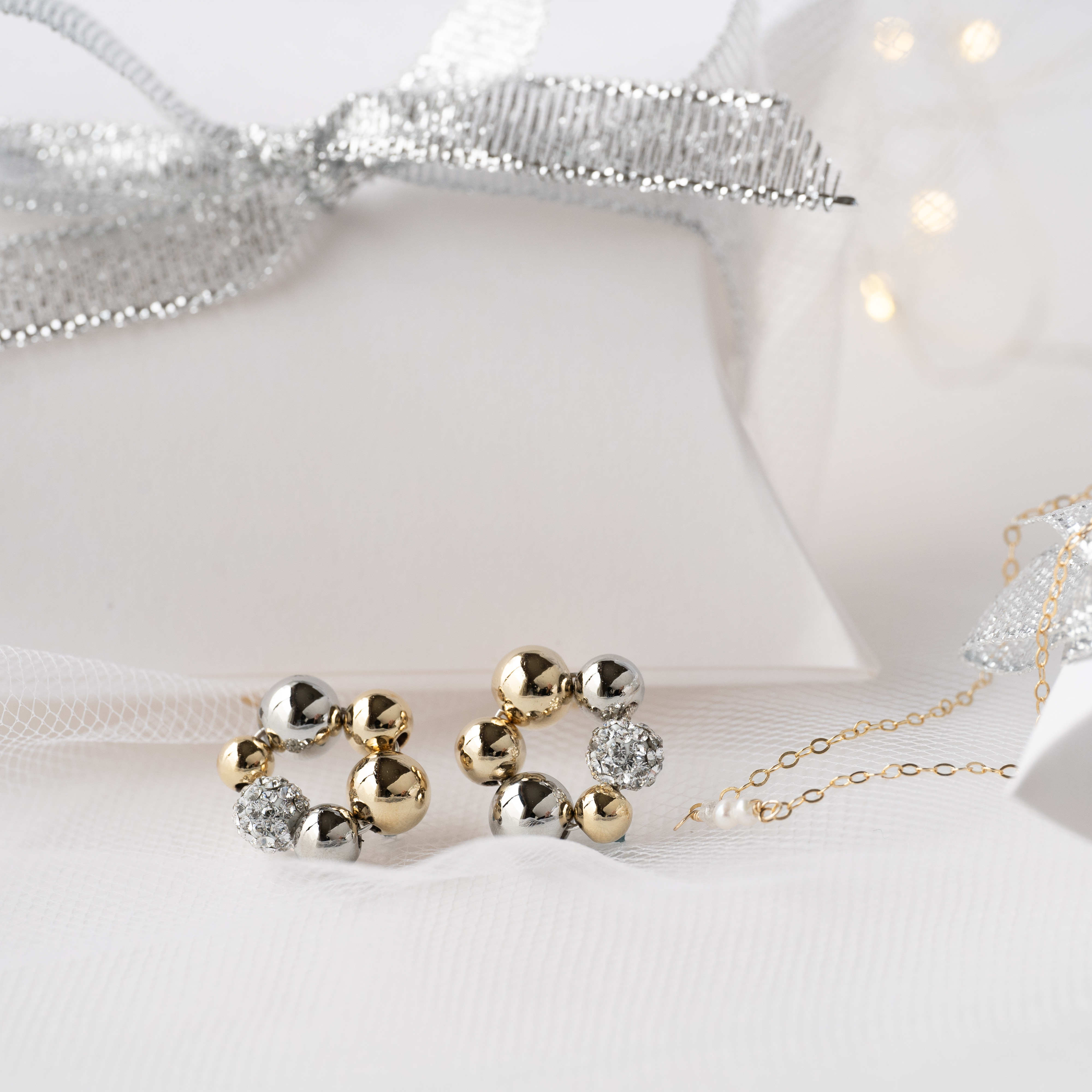 送料込み2026【 luminous 】キラキラリースの耳飾り　ピアス　イヤリング　クリスタルガラス　ゴールド　シルバー 4,200円