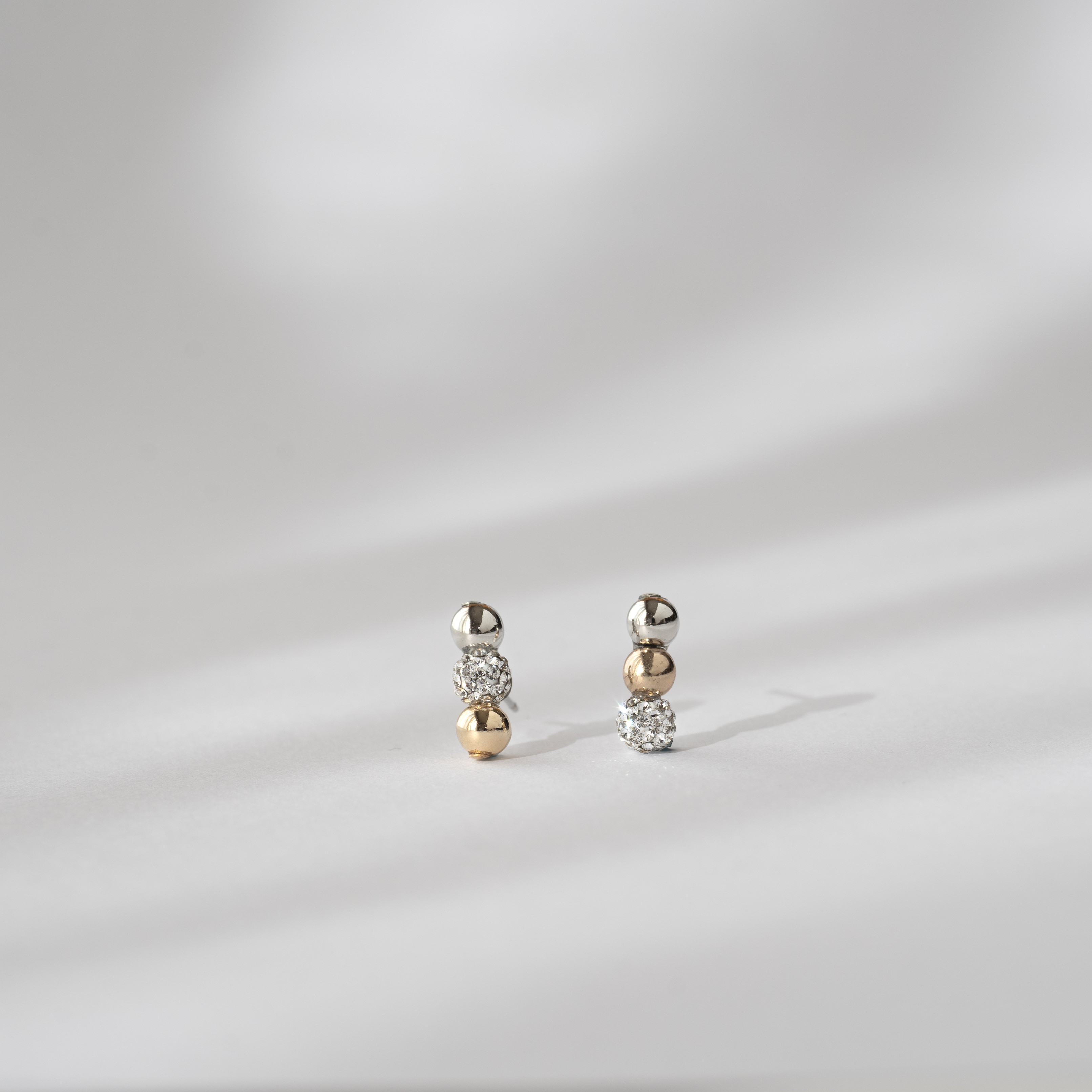 送料込み2026 キラキラシバータイプの耳飾り　ピアス　イヤリング　クリスタルガラス　ゴールド　サージカルステンレス