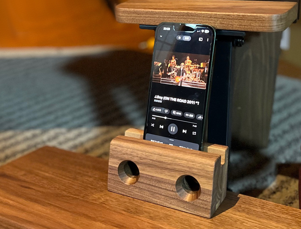 優しい音楽を奏でる不思議なスマホスピーカースタンド