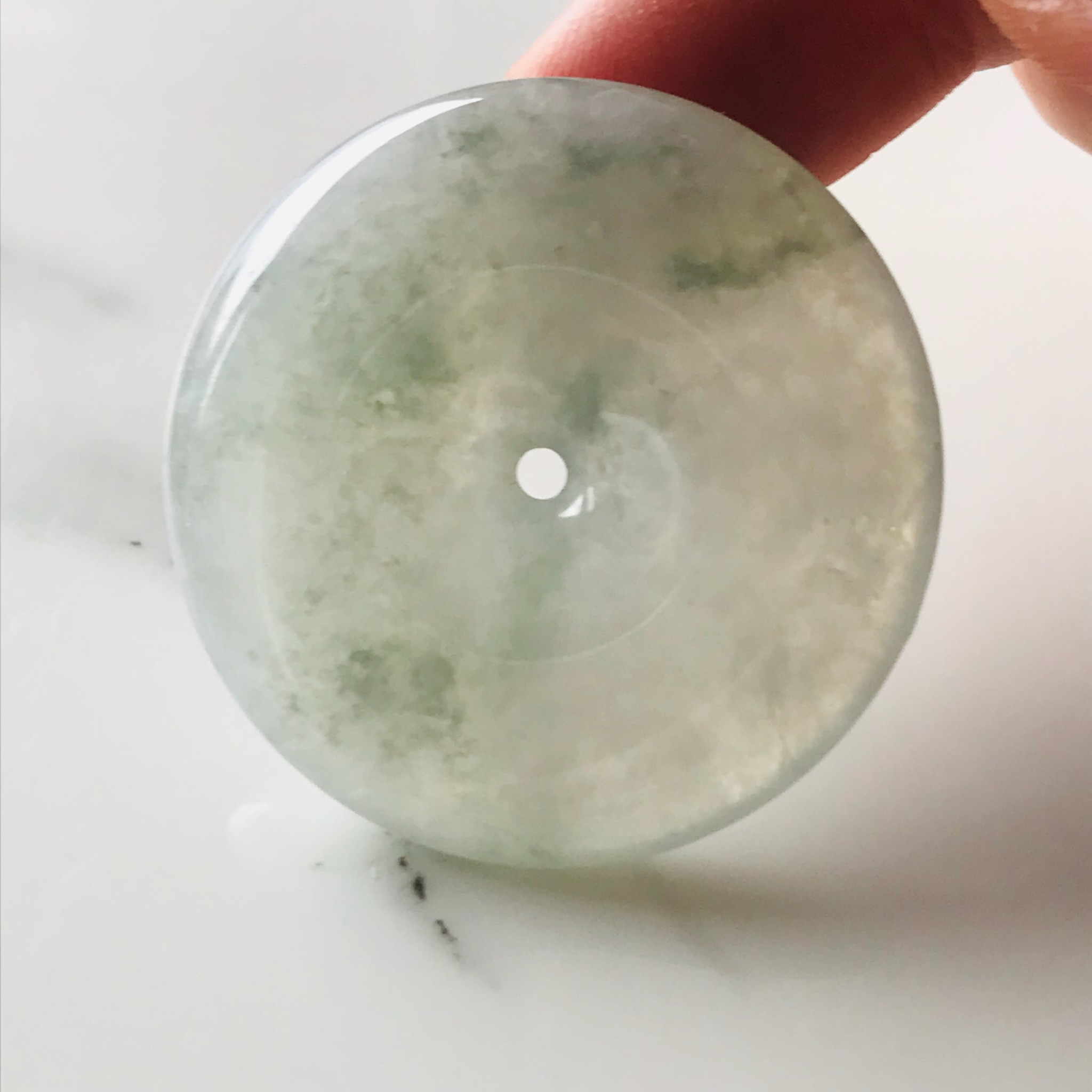 【P1010-007】ジェイド　翡翠　ヒスイ　ペンダントミャンマー産　氷翡翠　グリーン　ホワイト　ドーナツ　紐付き