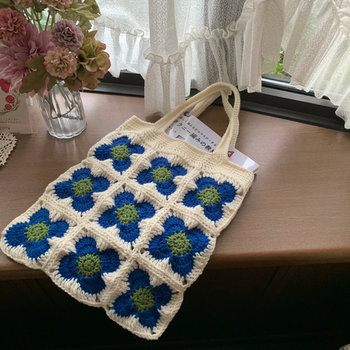 ミクサージュ 花モチーフ付きブラウン編みトートバッグ ミクサージュ 花モチーフ付きブラウン編みトートバッグ 花びら