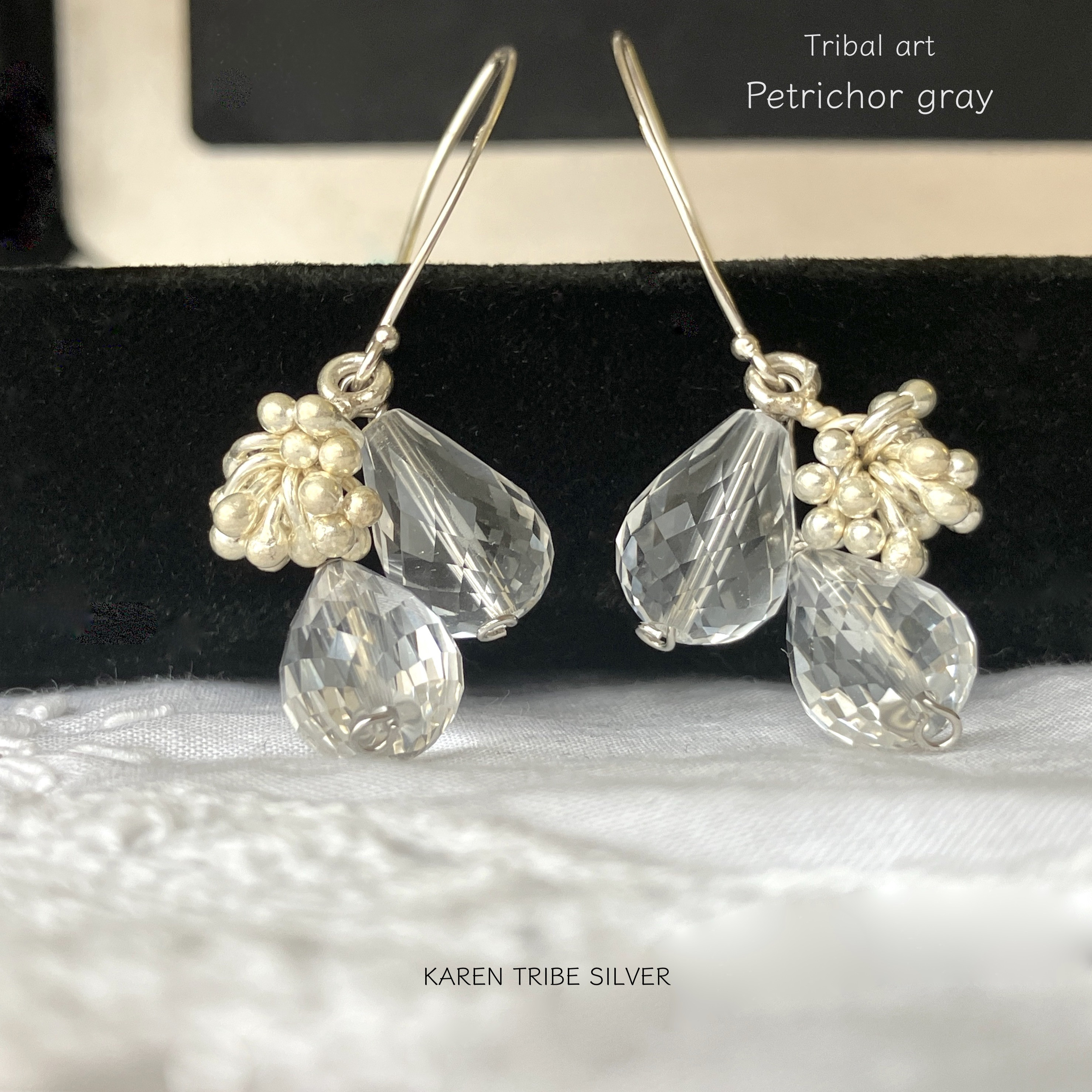 Tribal art：クリスタルとカレンシルバーチャームのピアス