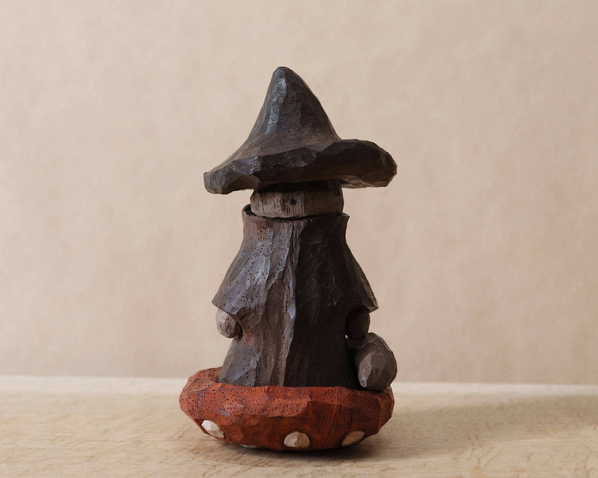 「毒キノコに乗った魔法使いその正体は猫」木彫り 木製 ネコの置物（木材：本紫檀、ウォルナットなど）（No.N0046）
