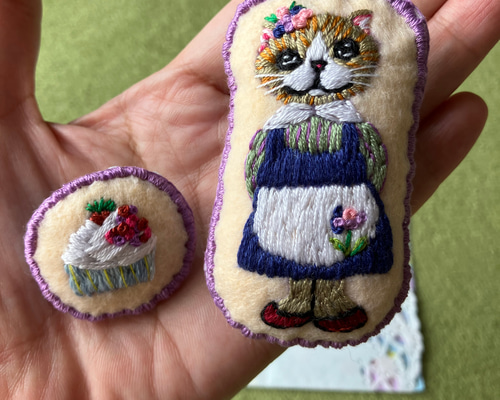 ハンドメイド　刺繍　ブローチ　セーターを着た猫① 1b05e13d14a357e74d8907e340085f
