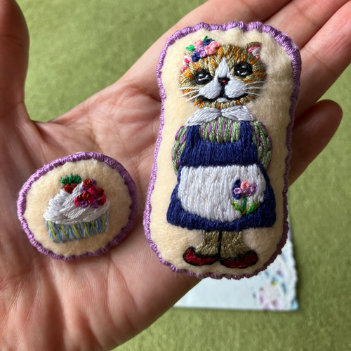 猫の顔刺繍ブローチ - メルカリ