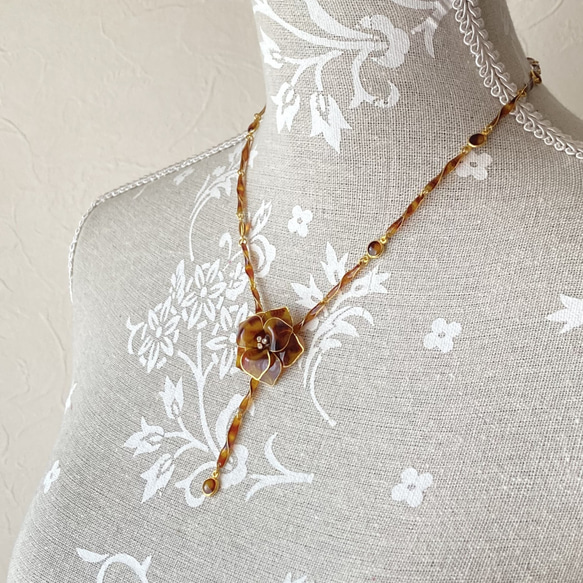 べっ甲風 レジン（ブラウン）の大きなお花 Y字ネックレス