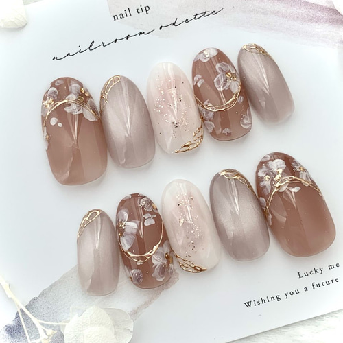 ちゅるんブラウン系の花冠ネイルチップ うるうる おでかけ 大人可愛い